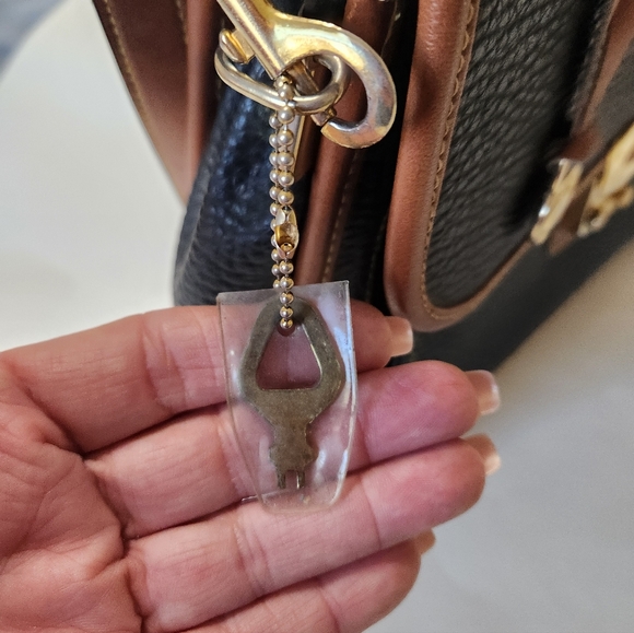 Vintage Dooney & Bourke All Weather Pebbled Leather Calvary Body Bag With Key - Picture 8 of 16